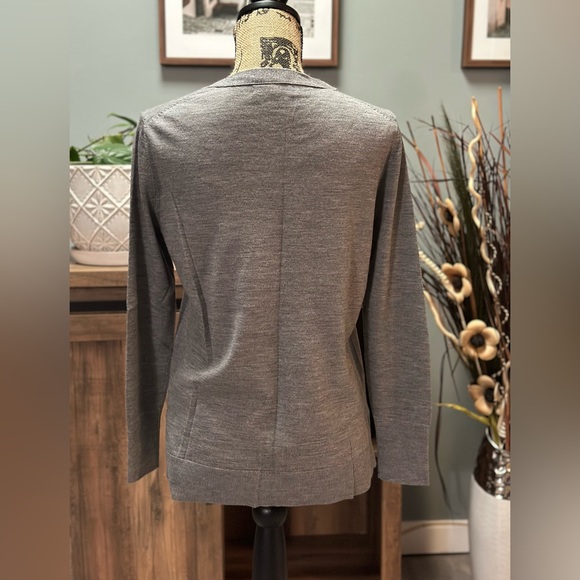 Banana Republic crew neck gray sweater. Size Small. - Picture 3 of 3